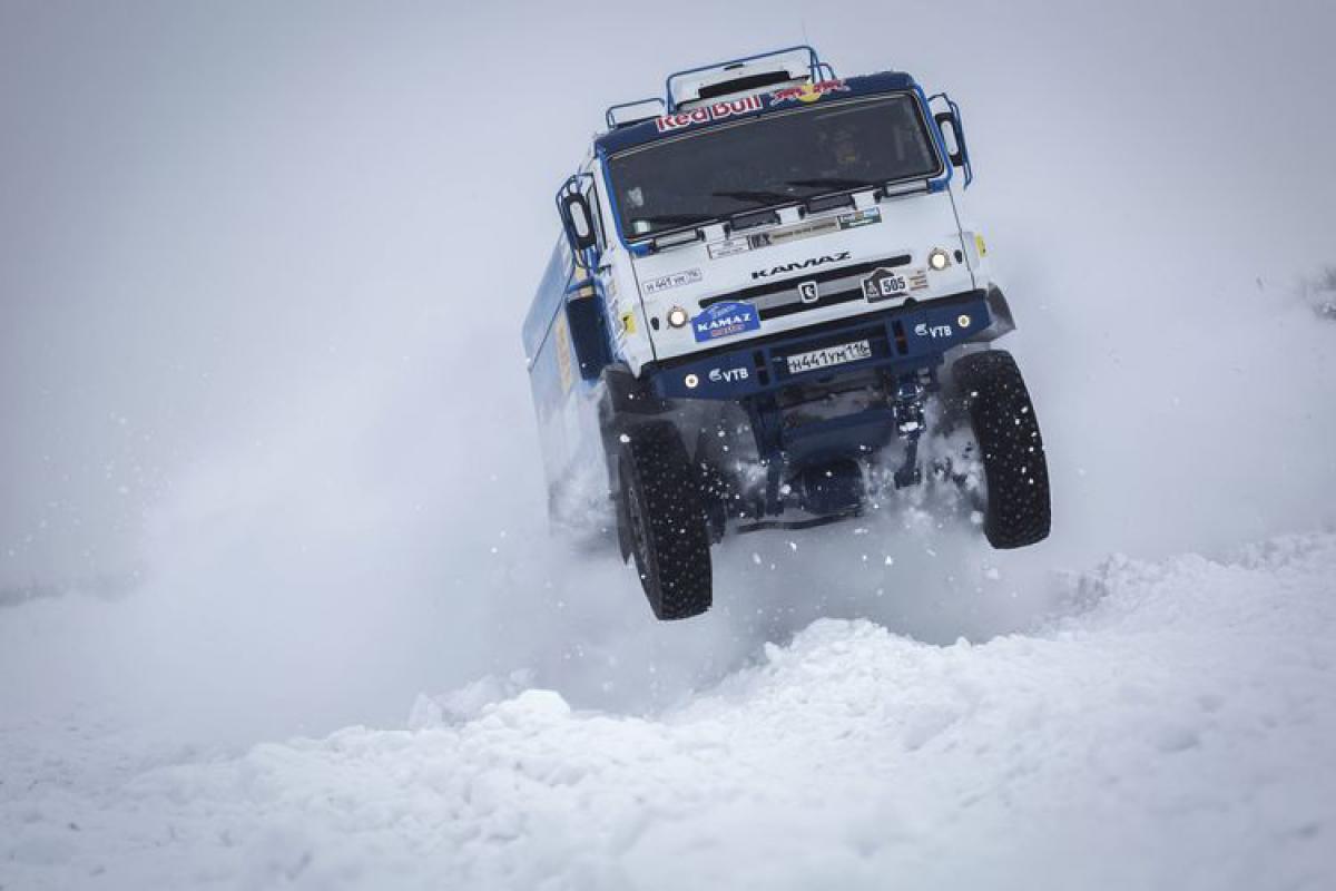 Felkészülés a sivatagi versenyre – 37 méteres ugratás Kamazzal, hóban...