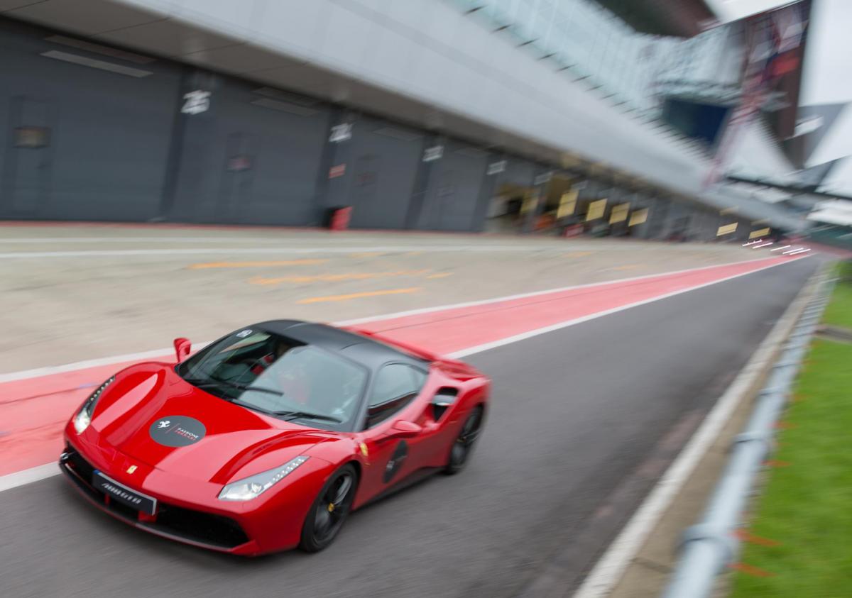 Elvesző hangok nyomában – Ferrari 488 GTB száguldása a versenypályán és az utakon