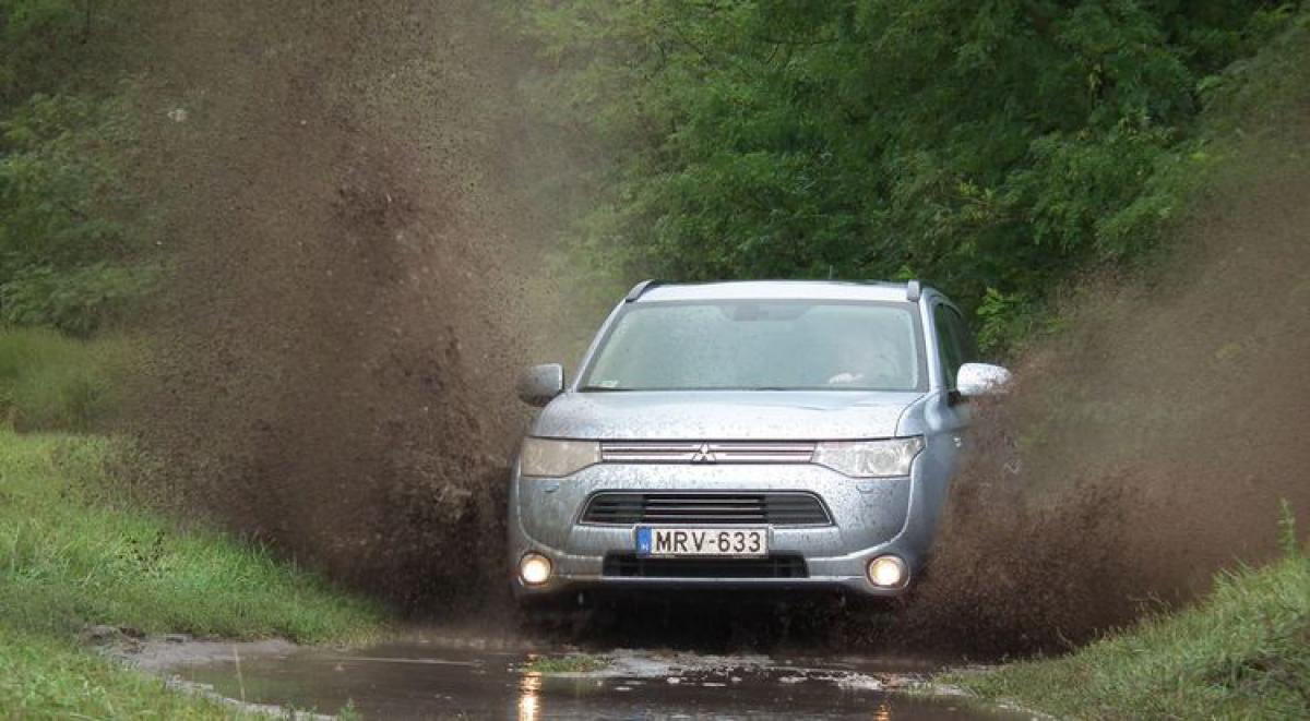 Mitsubishi Outlander PHEV teszt – A tölthető hibrid előélete